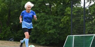 Als eine der ältesten deutschen Fußballspielerinnen trainiert Karin Walk zweimal die Woche.