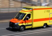 Die Fahrten mit Rettungswagen sollen in Brandenburg für Patienten auch künftig nichts kosten - das ist das Ziel von Verhandlungen (Symbolbild).