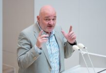 Finanzminister Robert Crumbach (BSW) begründete die Sparpläne mit der Wirtschaftskrise. (Archivbild)