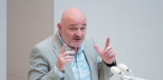 Finanzminister Robert Crumbach (BSW) begründete die Sparpläne mit der Wirtschaftskrise. (Archivbild)