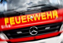 Das Feuer ist gelöscht - jedoch muss der Müll noch auf einen anderen Lkw verladen werden. (Archivbild)