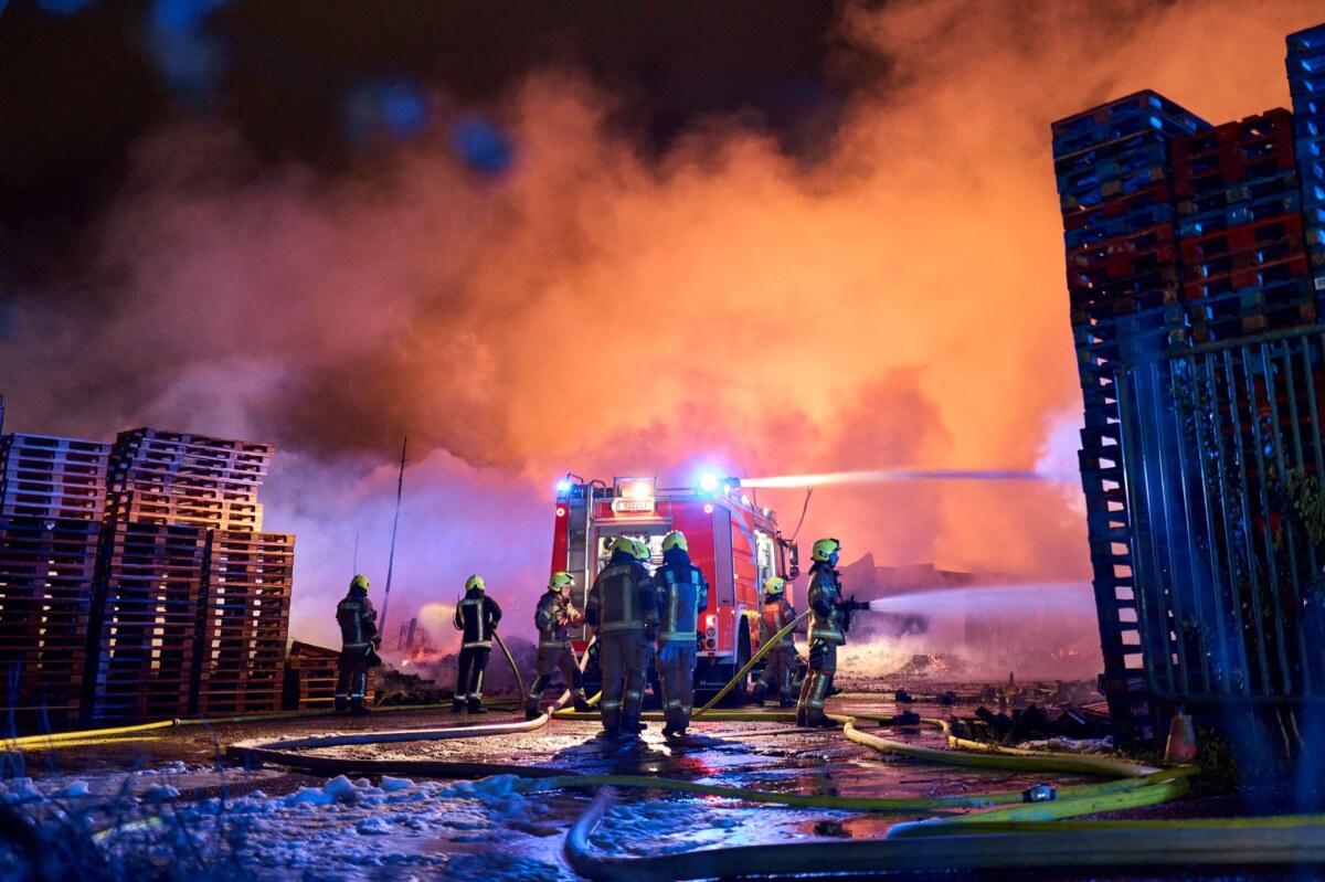 Großbrand auf Firmengelände in Berlin-Marzahn Bei dem Brand auf dem Firmengelände am Sonntagabend waren mehr als 250 Feuerwehrleute im Einsatz - nun brannte dort erneut eine Lagerhalle. (Archivbild)
