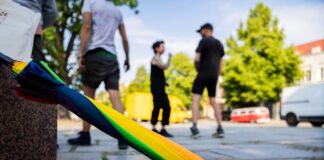 Am Sonntag wurde eine Kundgebung gegen rechts von Unbekannten angegriffen. 