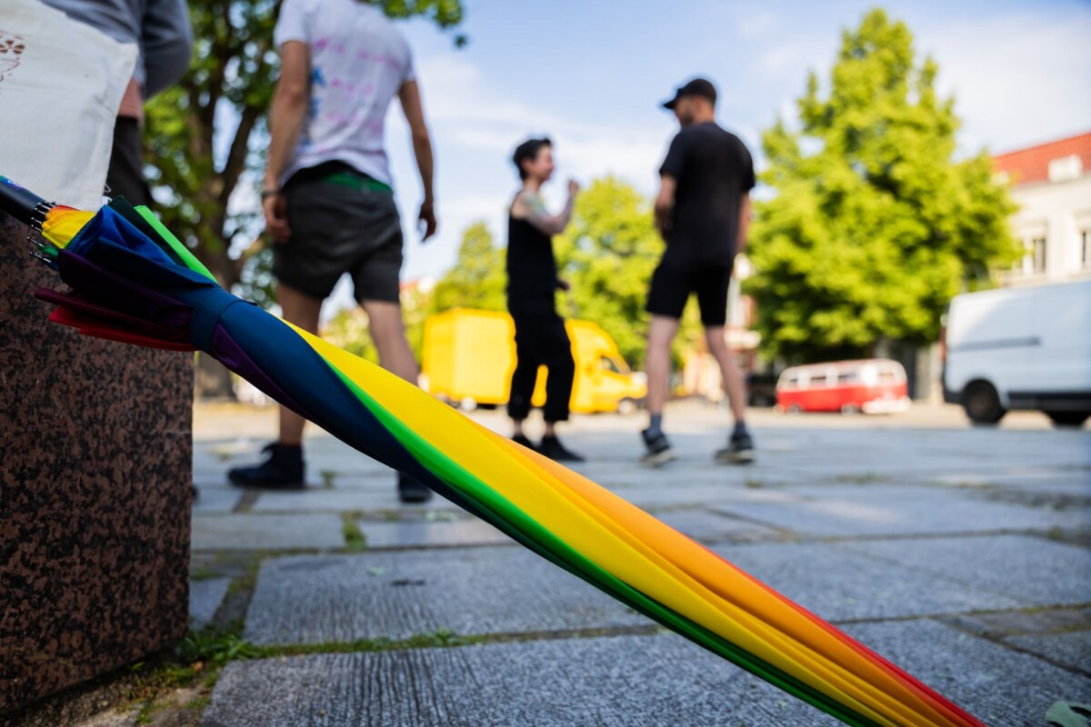 Bewaffnete Vermummte greifen Kundgebung gegen Rechts an Am Sonntag wurde eine Kundgebung gegen rechts von Unbekannten angegriffen.
