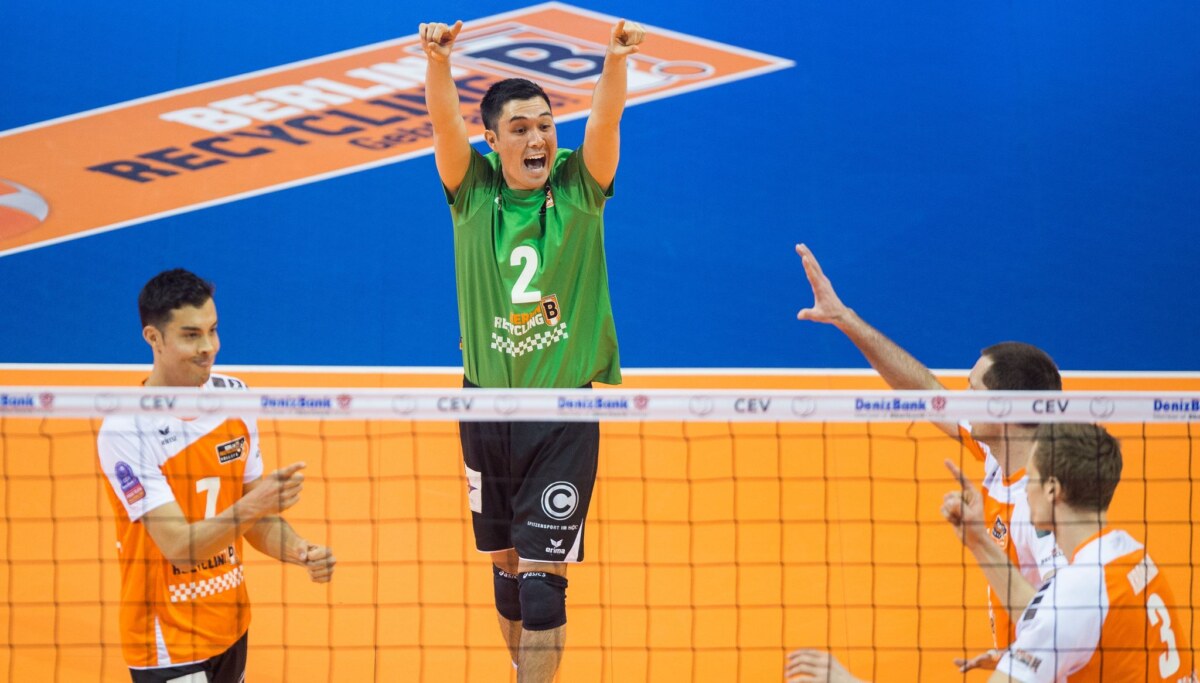 Erik Shoji im Trikot der BR Volleys Der ehemalige Berliner Libero Erik Shoji (Mitte) wandte sich bei Instagram an seine Fans.