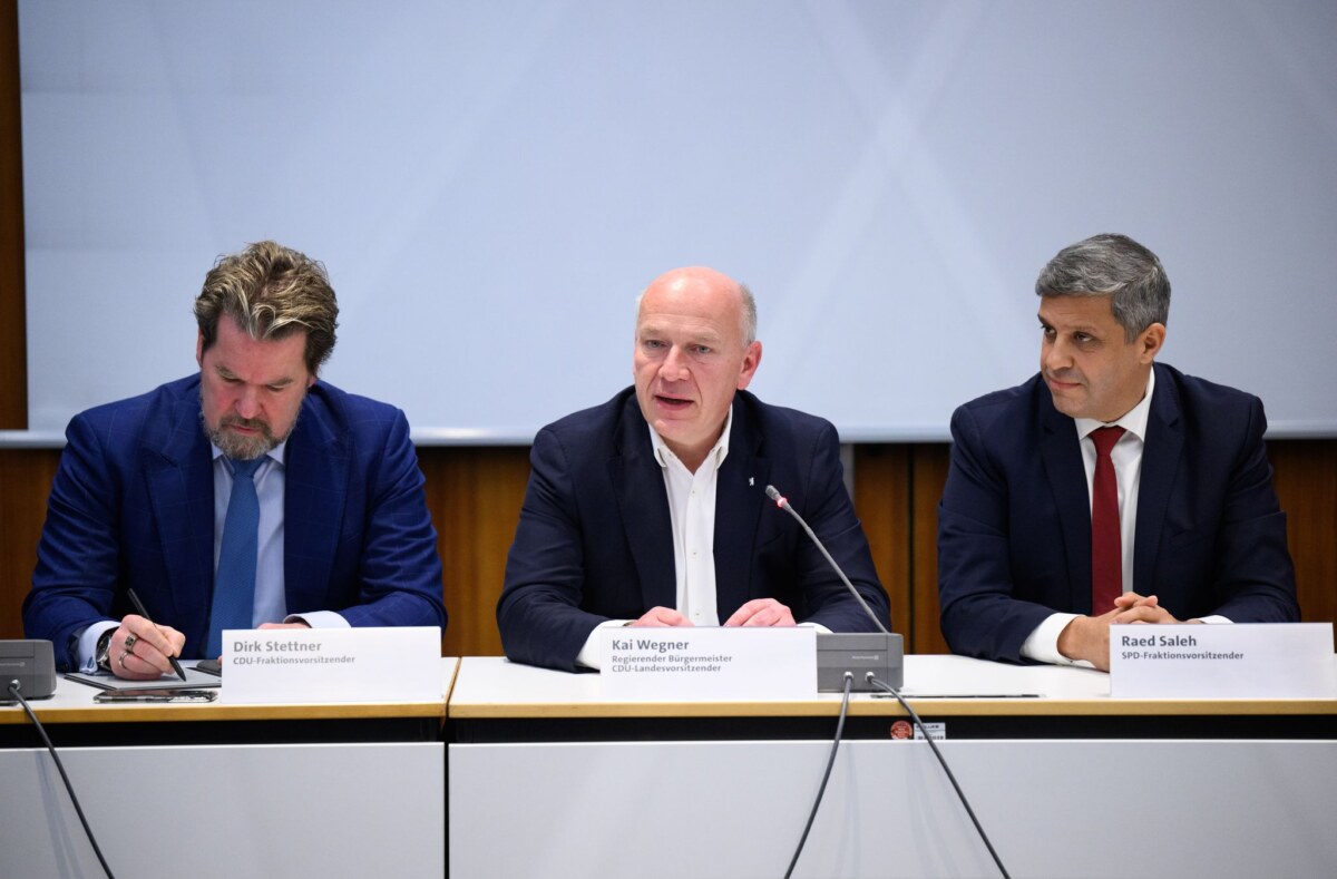 Treffen der Fraktionsspitzen Die schwarz-rote Koalition mit dem CDU-Vorsitzenden Dirk Stettner, dem Regierenden Bürgermeister Kai Wegner und SPD-Fraktionschef Raed Saleh kommt am Wochenende zu ihrer Klausur zusammen. (Archivfoto)