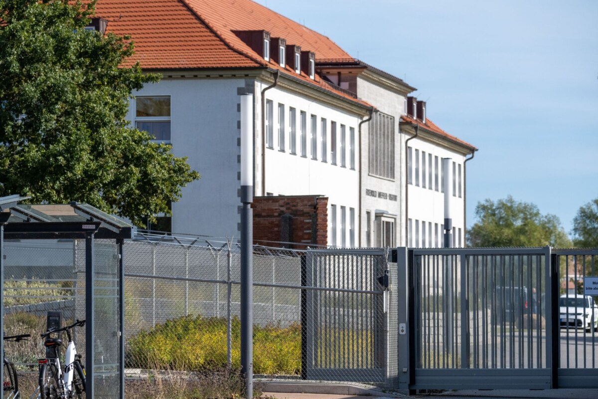 Friedrich-Loeffler-Institut (FLI) in Greifswald Das Friedrich-Loeffler-Institut - Bundesforschungsinstitut für Tiergesundheit auf der Insel Riems- befasst sich unter anderem mit der Ausbreitung von Stechmückenarten in Deutschland.