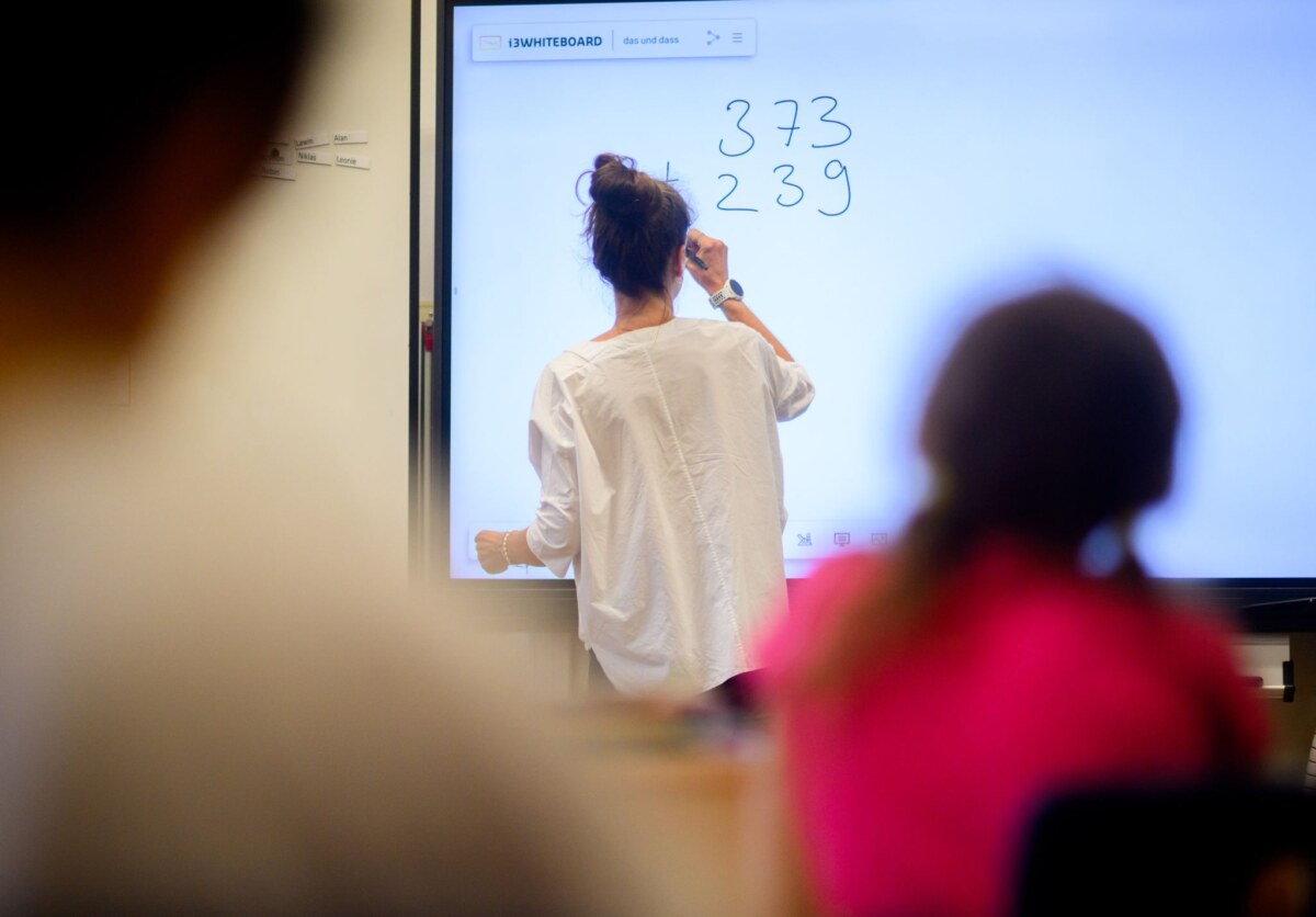 Mathematik-Unterricht Viele Lehrerinnen und Lehrer in Berlin sind in der Gewerkschaft GEW organisiert. (Symbolbild)
