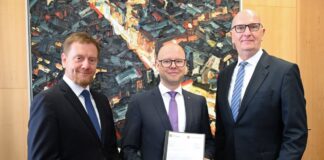 Die Ministerpräsidenten von Sachsen und Brandenburg, Michael Kretschmer (CDU) und Dietmar Woidke (SPD) setzen sich für die weitere Finanzierung der Stiftung für das sorbische Volk ein.
