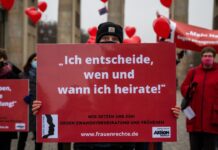 Terre des Femmes ist an Berliner Schulen gegen drohende Zwangsehen aktiv. (Archivbild)