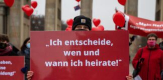 Terre des Femmes ist an Berliner Schulen gegen drohende Zwangsehen aktiv. (Archivbild)
