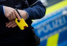 Die Polizei setzte schließlich einen Taser gegen den Randalierer ein. (Archivbild)