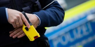 Die Polizei setzte schließlich einen Taser gegen den Randalierer ein. (Archivbild)