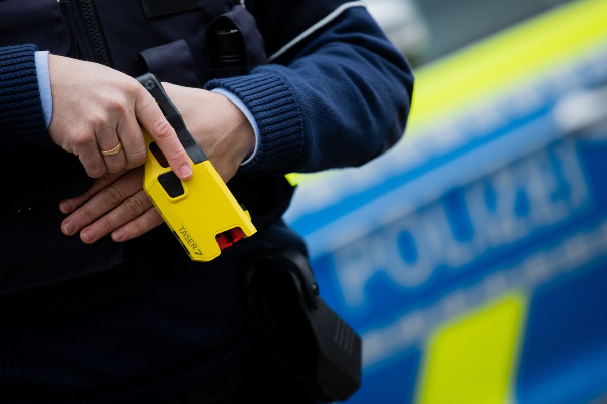 Einsatz von Tasern Die Polizei setzte schließlich einen Taser gegen den Randalierer ein. (Archivbild)
