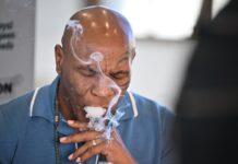 Box-Ikone und Cannabis-Unternehmer Mike Tyson raucht an einem Stand der Cannabis-Messe Mary Jane einen Joint. 