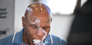 Box-Ikone und Cannabis-Unternehmer Mike Tyson raucht an einem Stand der Cannabis-Messe Mary Jane einen Joint. 