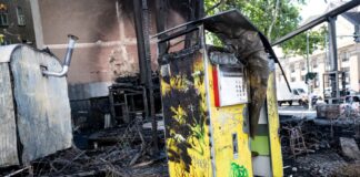 Im Gartenbereich vor dem  Technoclub “Wilde Renate” ist ein Fotoautomat durch den Brand zerstört worden.  