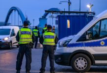 Die Bundespolizei kontrolliert den Verkehr auf der Stadtbrücke in Frankfurt (Oder) am Grenzübergang ins polnische Slubice. 