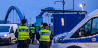 Die Bundespolizei kontrolliert den Verkehr auf der Stadtbrücke in Frankfurt (Oder) am Grenzübergang ins polnische Slubice. 