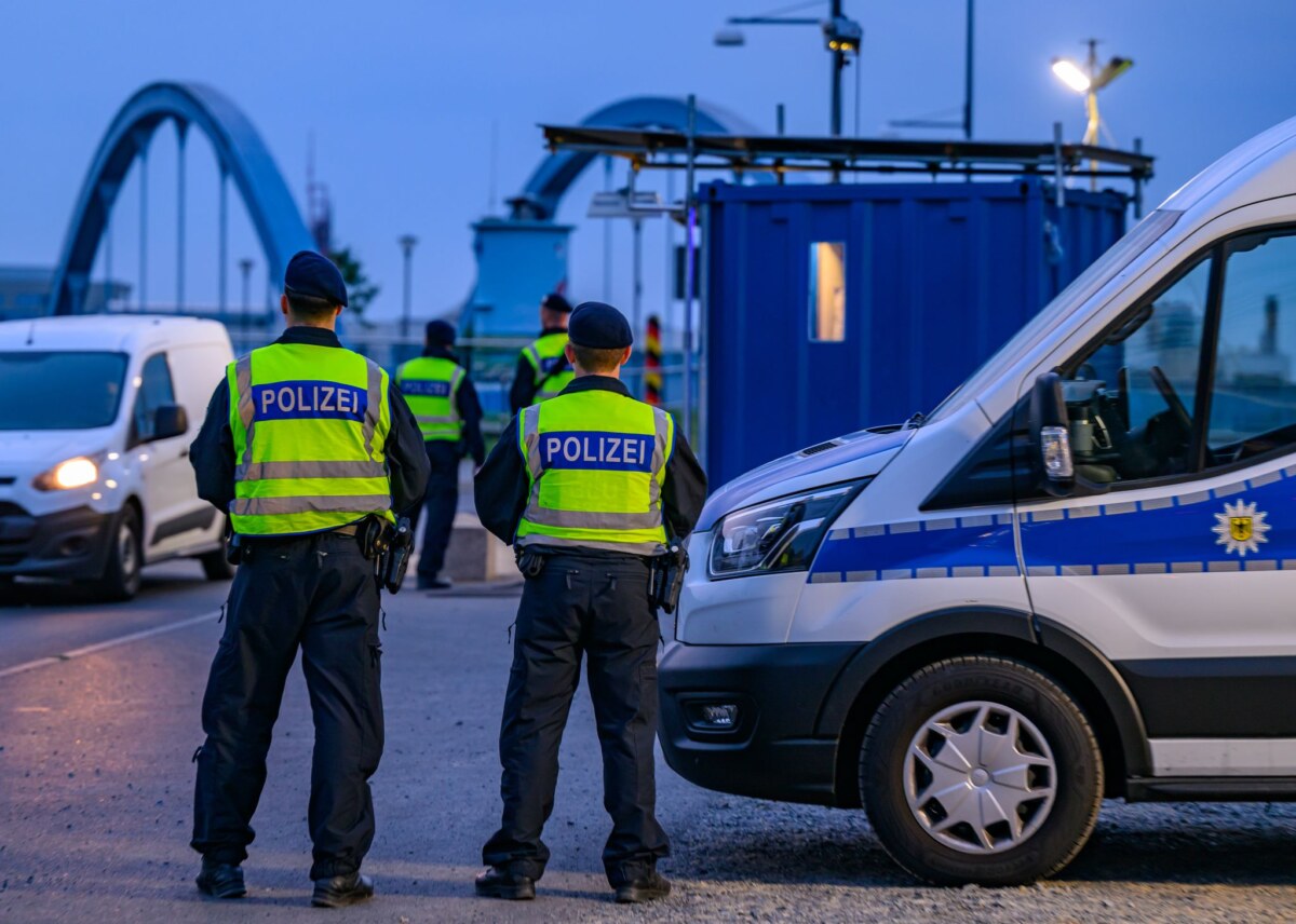 Grenzkontrollen Polen - Deutschland Die Bundespolizei kontrolliert den Verkehr auf der Stadtbrücke in Frankfurt (Oder) am Grenzübergang ins polnische Slubice.