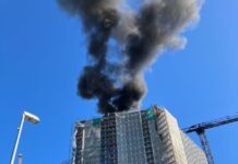 Die Ursache für das Feuer auf dem Dach eines Hochhauses ist noch unklar. 