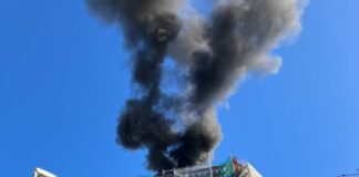 Die Ursache für das Feuer auf dem Dach eines Hochhauses ist noch unklar. 