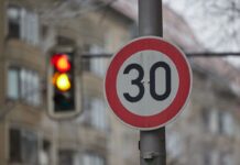 Berlins Verkehrssenatorin Ute Bonde plant weitere Tempo-30-Zonen. (Symbolbild)