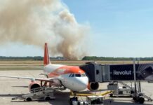 Ein Brand auf einem Getreidefeld ganz in der Nähe des Flughafens BER erzeugt auch bei Fluggästen Aufmerksamkeit. 