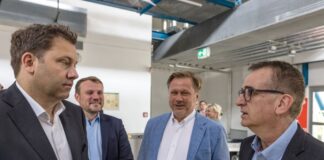 SPD-Chef Lars Klingbeil will sich für Industriearbeitsplätze in Stahlwerken einsetzen. 