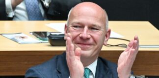 Berlins Regierender Bürgermeister Kai Wegner (CDU) freut sich über die Zustimmung des Parlaments zur Verwaltungsreform. 