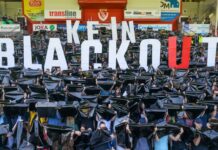 Leag-Beschäftigte halten bei einer Betriebsversammlung im Fußballstadion in Cottbus den Spruch «Kein Blackout» hoch. 