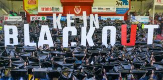Leag-Beschäftigte halten bei einer Betriebsversammlung im Fußballstadion in Cottbus den Spruch «Kein Blackout» hoch. 