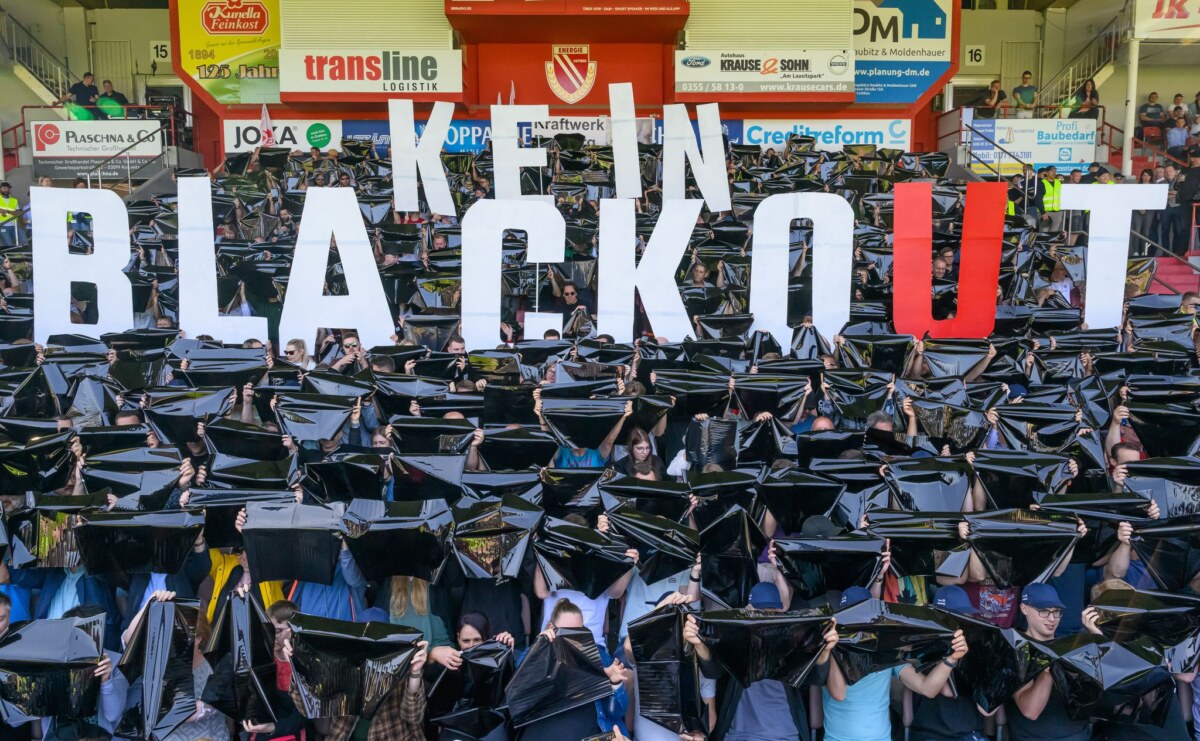 Betriebsversammlung mit Protest beim Unternehmen Leag Leag-Beschäftigte halten bei einer Betriebsversammlung im Fußballstadion in Cottbus den Spruch «Kein Blackout» hoch.