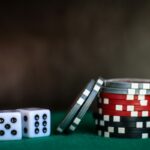 Wer in Deutschland ein Casino online betreiben möchte, muss strenge Vorgaben erfüllen. Foto: Unsplash / Heather Gill (https://unsplash.com/de/fotos/zwei-weisse-wurfelwurfel-9DSUwm1_N8k)