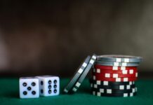 Wer in Deutschland ein Casino online betreiben möchte, muss strenge Vorgaben erfüllen. Foto: Unsplash / Heather Gill (https://unsplash.com/de/fotos/zwei-weisse-wurfelwurfel-9DSUwm1_N8k)