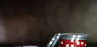 Wer in Deutschland ein Casino online betreiben möchte, muss strenge Vorgaben erfüllen. Foto: Unsplash / Heather Gill (https://unsplash.com/de/fotos/zwei-weisse-wurfelwurfel-9DSUwm1_N8k)