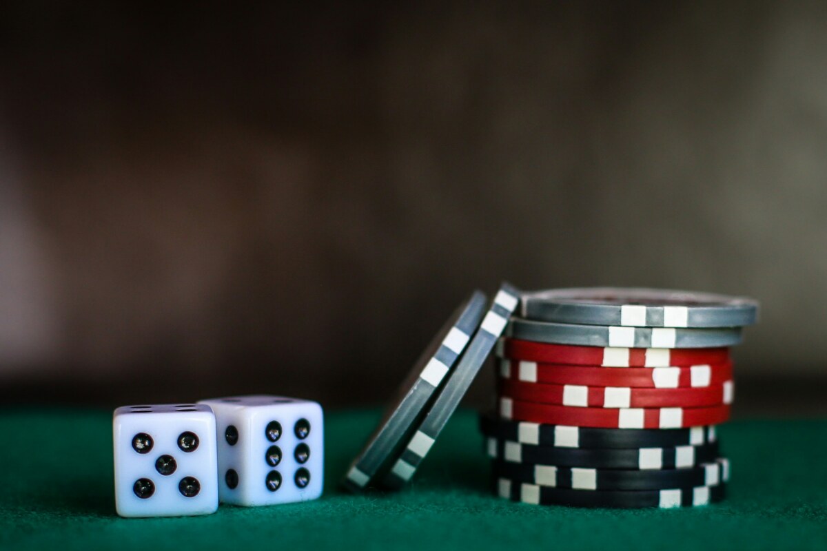 Wer in Deutschland ein Casino online betreiben möchte, muss strenge Vorgaben erfüllen. Foto: Unsplash / Heather Gill (https://unsplash.com/de/fotos/zwei-weisse-wurfelwurfel-9DSUwm1_N8k) Wer in Deutschland ein Casino online betreiben möchte, muss strenge Vorgaben erfüllen. Foto: Unsplash / Heather Gill (https://unsplash.com/de/fotos/zwei-weisse-wurfelwurfel-9DSUwm1_N8k)