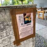 Neben den Plakaten auf Deutsch bittet auch ein eigener Webauftritt auf Englisch, Polnisch, Rumänisch und Bulgarisch um Hinweise zu dem gestohlenen Plüschtier.