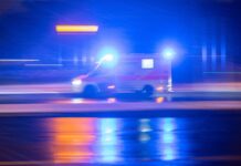 Bei einem Einsatz ist ein Rettungswagen der Feuerwehr auf der Straße in Brand geraten und musste von Kollegen gelöscht werden. 