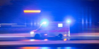 Bei einem Einsatz ist ein Rettungswagen der Feuerwehr auf der Straße in Brand geraten und musste von Kollegen gelöscht werden. 