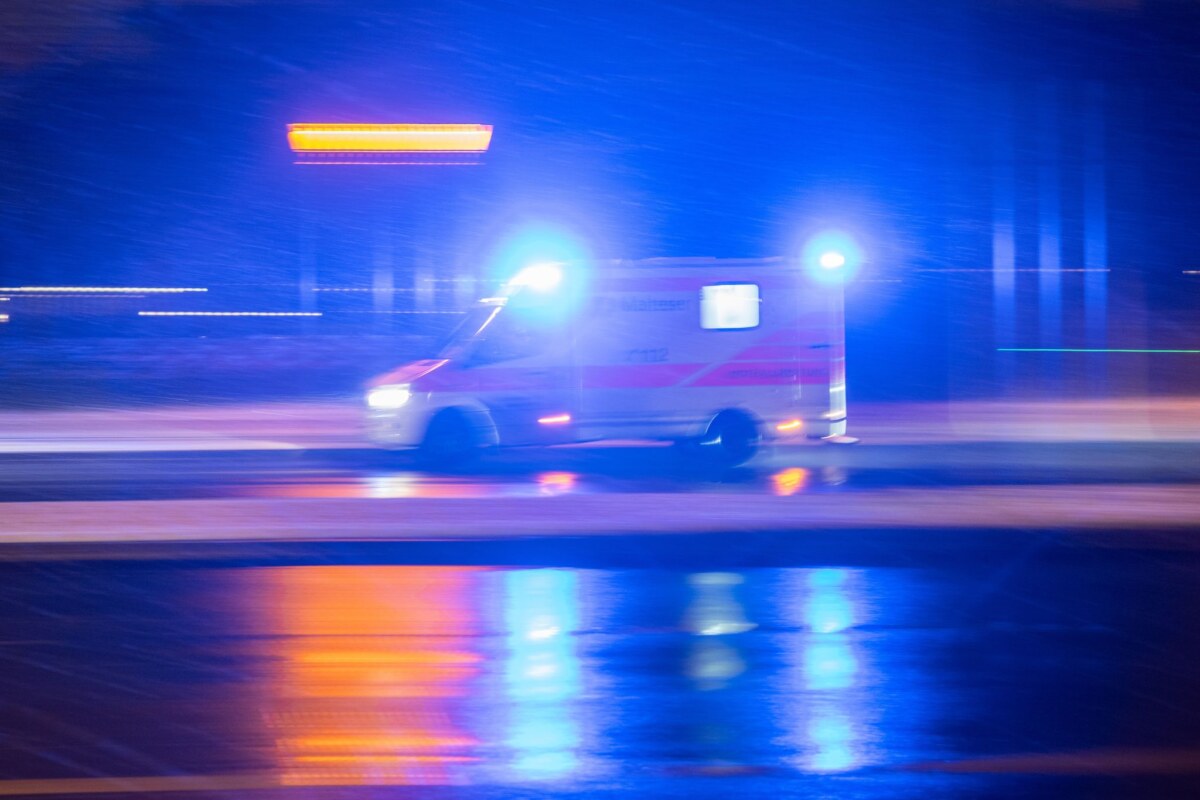 Ein Krankenwagen ist mit Blaulicht im Einsatz Bei einem Einsatz ist ein Rettungswagen der Feuerwehr auf der Straße in Brand geraten und musste von Kollegen gelöscht werden.