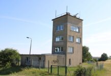 Der ehemalige DDR-Grenzturm in Cumlosen in der Prignitz wurde versteigert.
