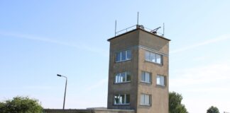 Der ehemalige DDR-Grenzturm in Cumlosen in der Prignitz wurde versteigert.