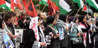 Am Berliner Alex versammelten sich Hunderte, um gegen den Stopp der «Madleen» zu demonstrieren.