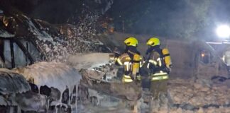 Als die Feuerwehr eintrifft, brannten viele Wagen des Fuhrparks bereits lichterloh.
