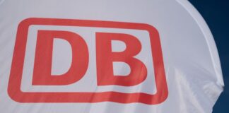 Die Deutsche Bahn arbeitet an der Reparatur eines defekten Stellwerks in Bernau. Wann die Störungen im Fernverkehr behoben sind, blieb noch unklar. (Symbolbild)