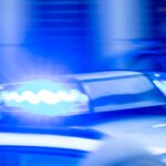 Auf der Flucht vor der Polizei raste der junge Mann in einen Funkwagen. (Symbolbild) 