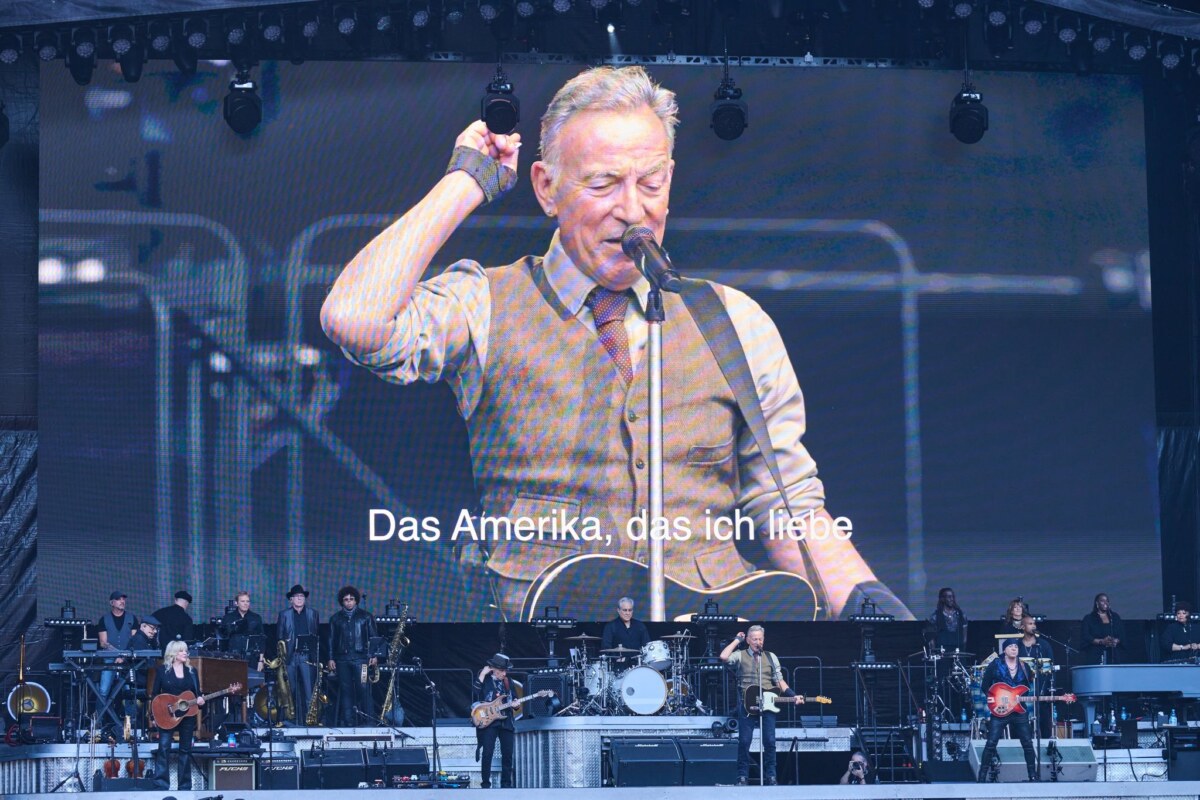 Konzert Bruce Springsteen and The E Street Band - Europatour Bruce Springsteen spielte im Olympiastadion in Berlin - und hatte auch eine politische Botschaft.