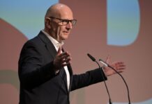 Brandenburgs SPD-Regierungschef Dietmar Woidke hält die Diskussion über ein Positionspapier aus seiner Partei gegen Aufrüstung für übertrieben. (Archivbild)