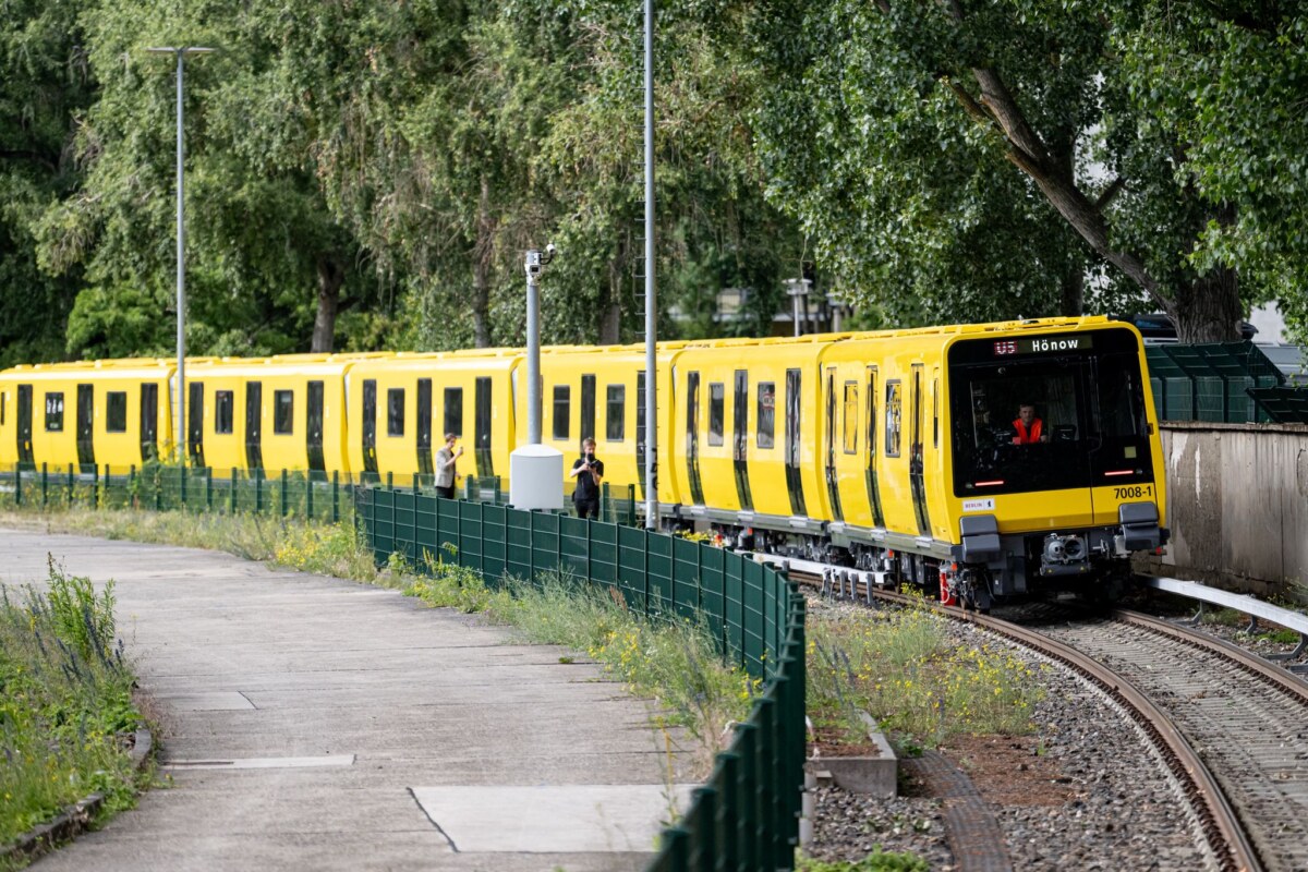 BVG Zug Baureihe J Die Tests der neuen Baureihe J, die ab kommendem Sommer in den Betrieb gehen soll, laufen auf Hochtouren.